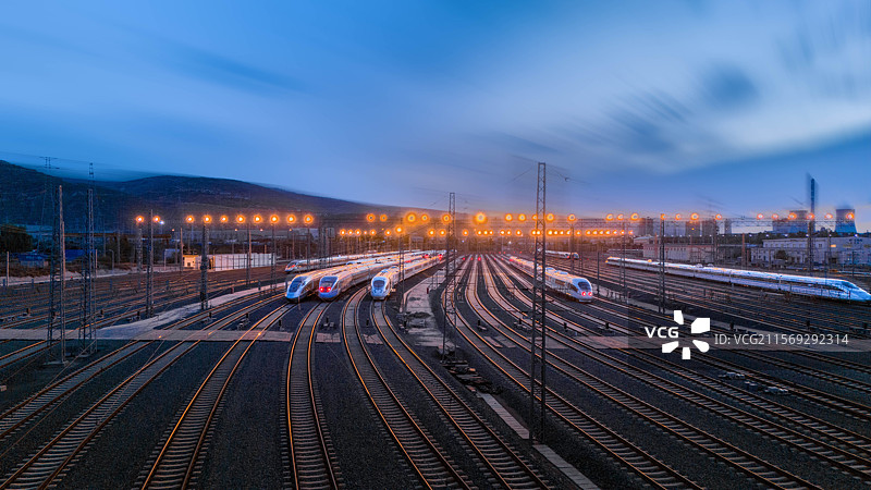 日暮下的钢铁巨龙兰州铁路局动车组图片素材