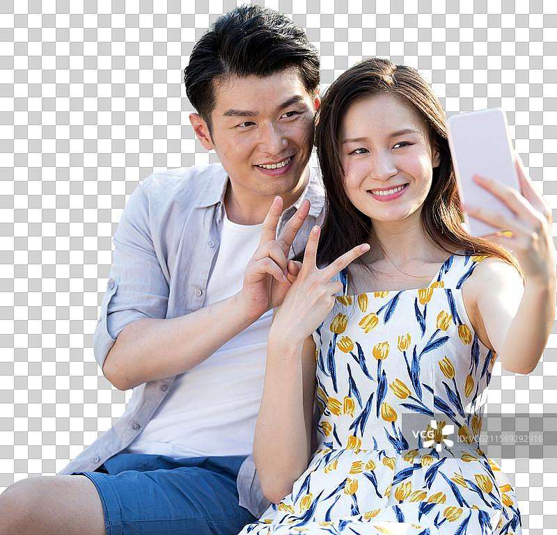 青年情侣用手机照相图片素材