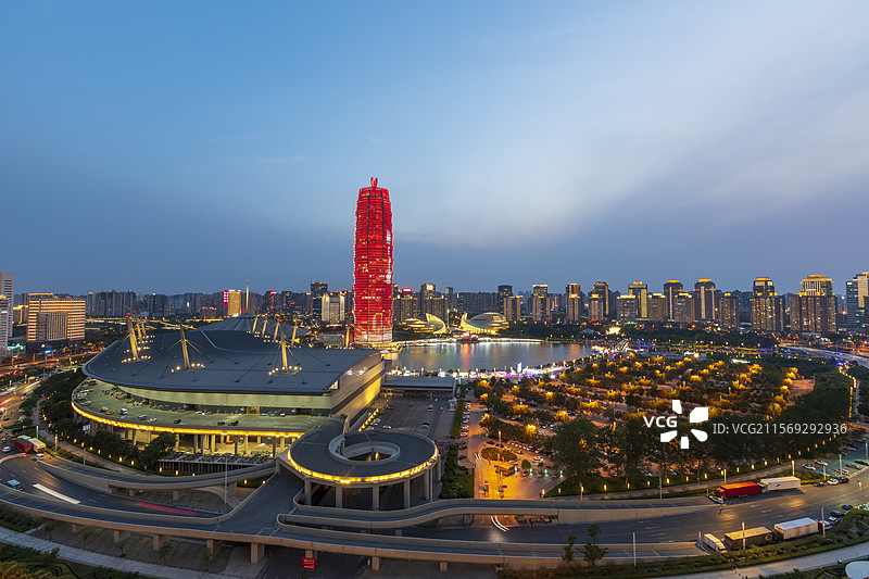 河南省，郑州市郑东新区，会展中心，玉米楼，千玺广场，高视角城市风景，夜晚图片素材