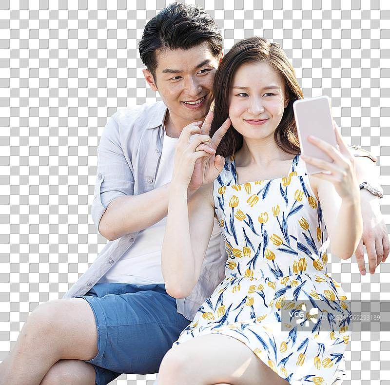 青年情侣用手机照相图片素材