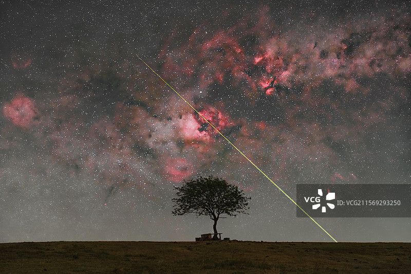 划过天鹅座的流星图片素材