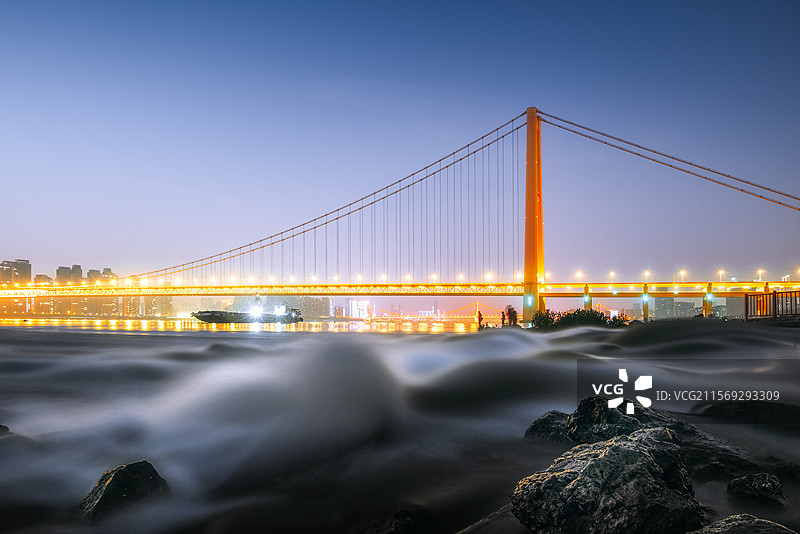 武汉洪山江滩杨泗港长江大桥下开闸放水图片素材