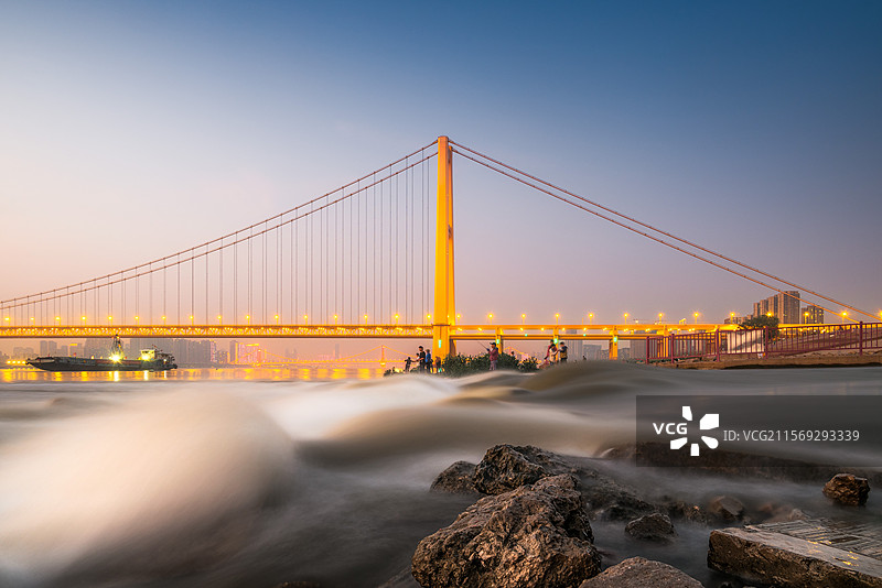 武汉洪山江滩杨泗港长江大桥下开闸放水图片素材