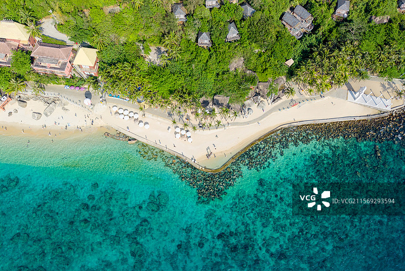 海南陵水分界洲岛高视角航拍治愈性唯美蔚蓝色玻璃海海岸线全景图片素材
