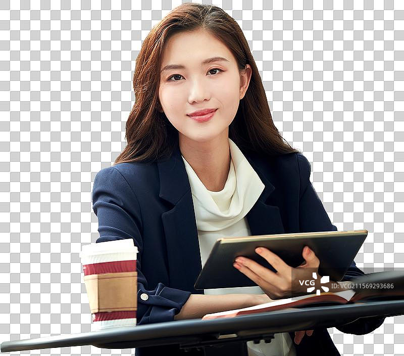 青年女人在户外使用电脑图片素材