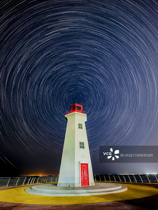 大连泊霞湾灯塔星轨图片素材