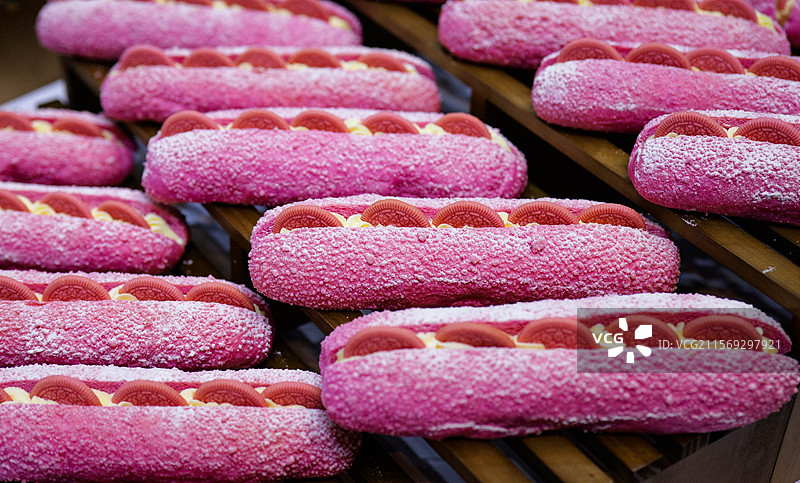 草莓饼干奶油夹心面包图片素材