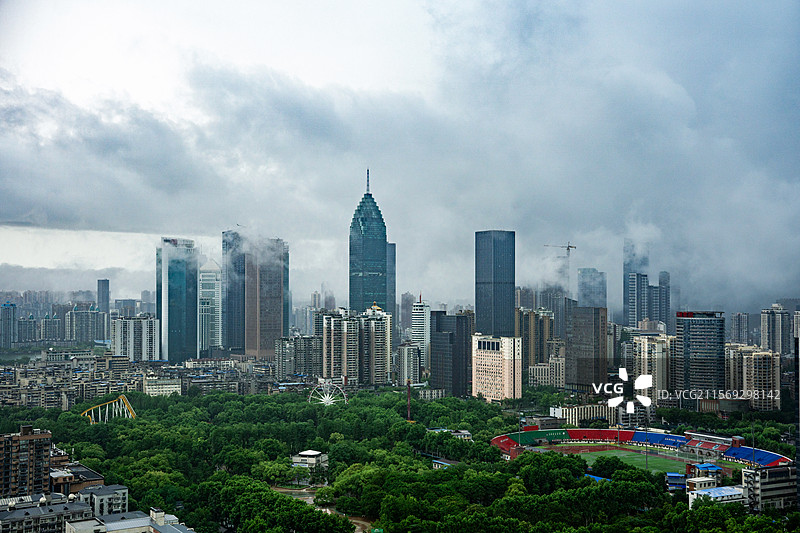 暴雨过后的 武汉市  汉口  云雾缭绕下高楼与公园绿植的城市景观画面图片素材
