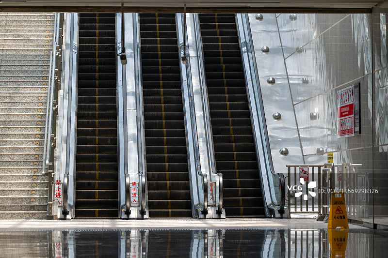 地铁站无人乘坐的固定自动扶梯图片素材
