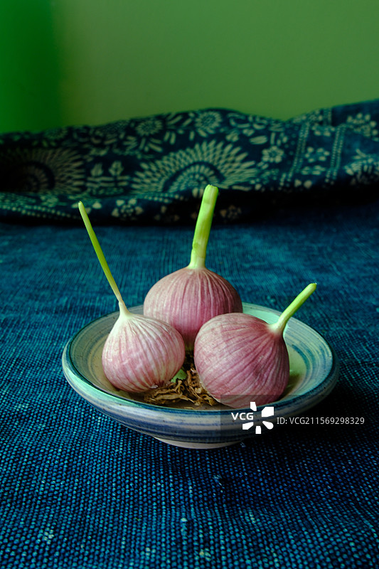 新蒜。新鲜大蒜。漂亮的独头蒜。紫皮蒜。高清风景。高清背景图。老粗布图片素材