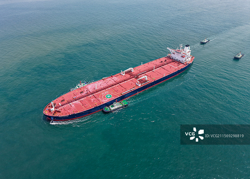 青岛港货轮进出作业忙图片素材