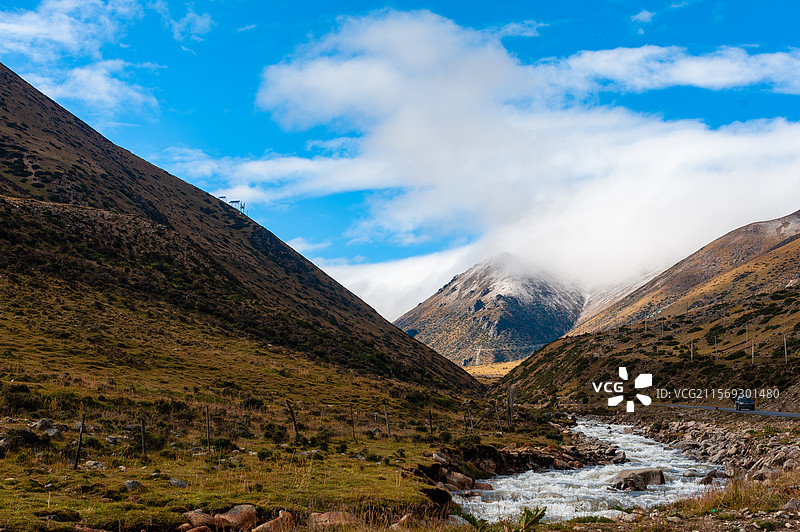 中国西藏左贡县川藏南线海拔第一高度东达山垭口图片素材
