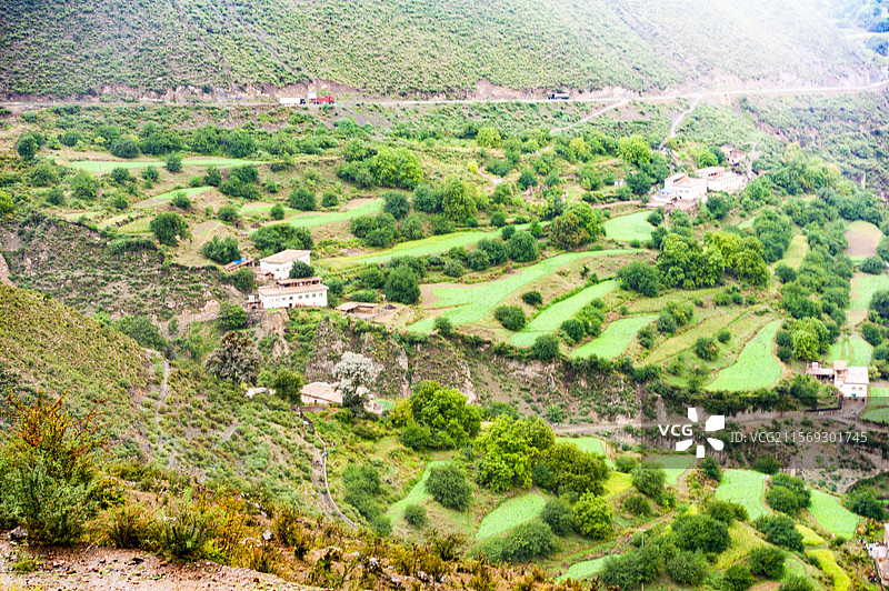中国西藏昌都市左贡县川藏南线东达山里的村庄图片素材