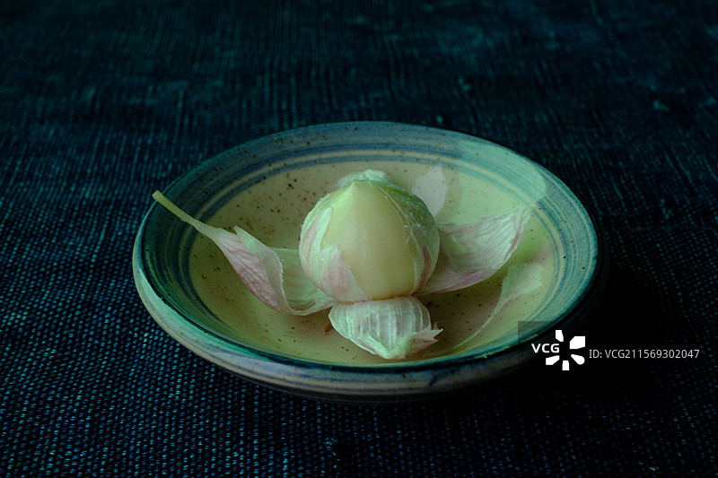 新蒜。新鲜大蒜。漂亮的独头蒜。紫皮蒜。高清风景。高清背景图。图片素材