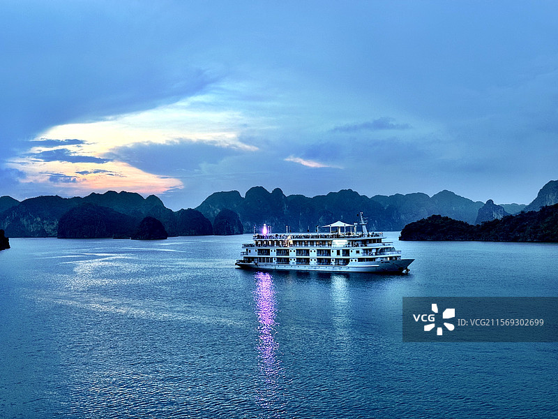 入夜的下龙湾图片素材