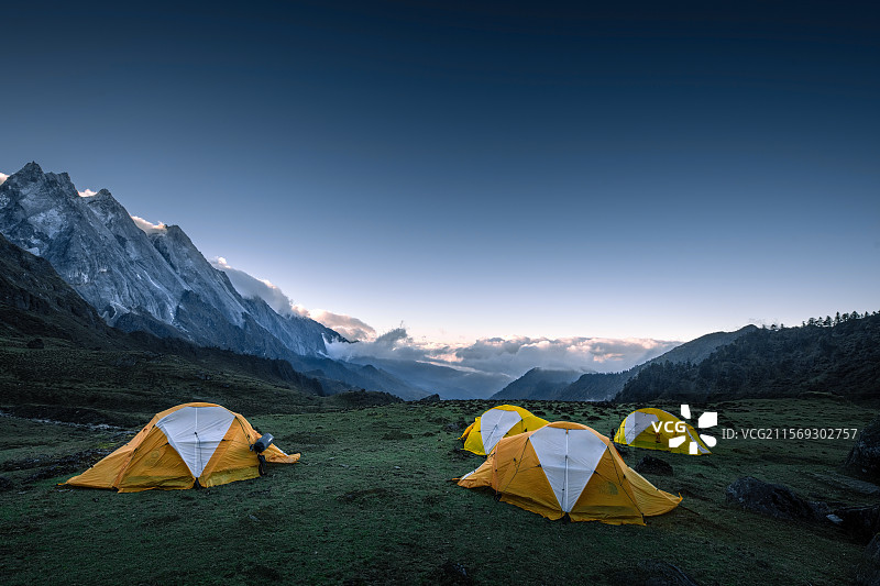 海拔4000米的哈巴雪山高山营地之清晨图片素材