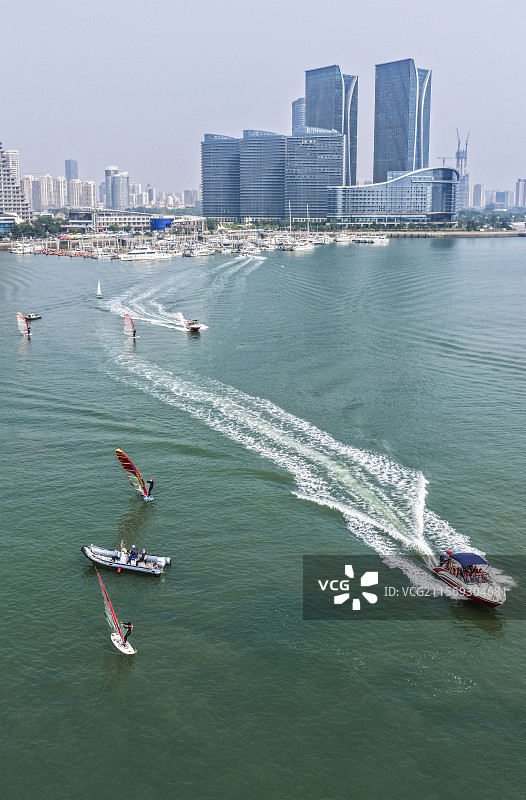 《千帆竞发日照湾——2025全国帆船锦标赛暨十五运资格赛启航》图片素材