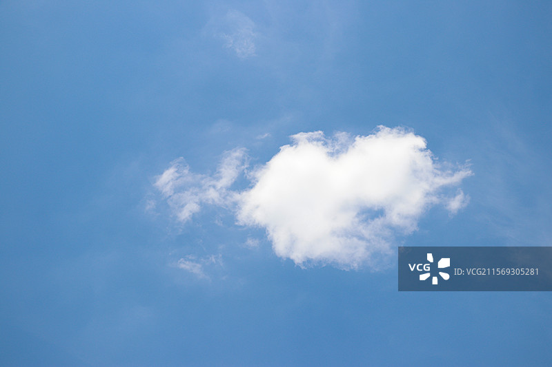 在蓝色天空下，一朵心形的白云（浪漫）图片素材