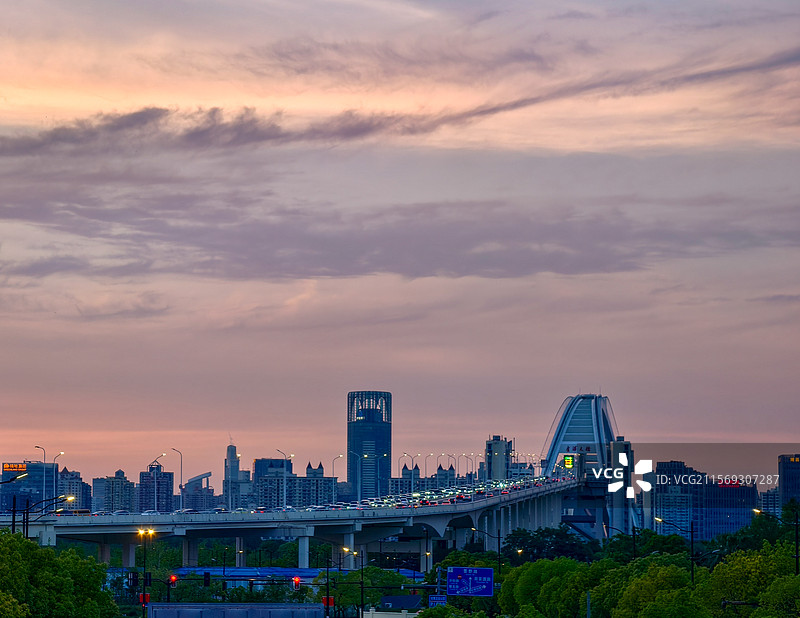 夕阳下的卢浦大桥图片素材