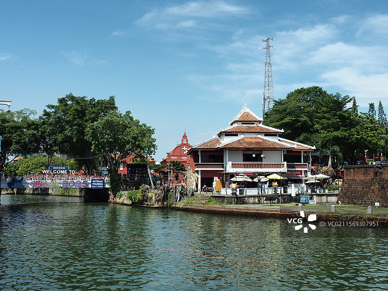湖边的树木和建筑物顶着天空图片素材