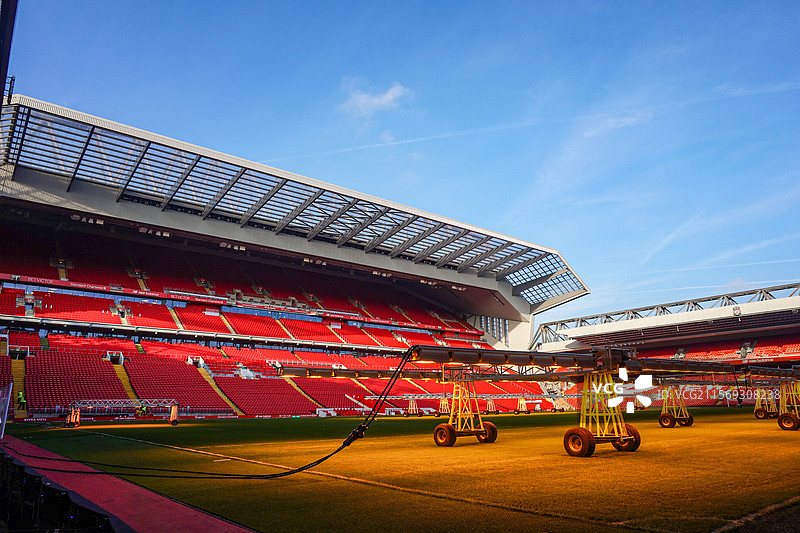 英国足球俱乐部利物浦队的主场-安菲尔德球场正在进行的草坪养护图片素材