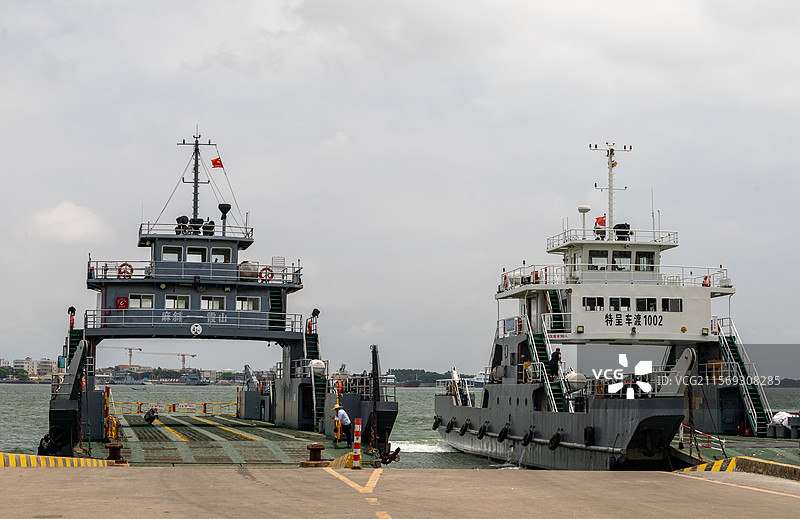 停靠在霞山渡口码头、海滨码头的两艘渡轮图片素材