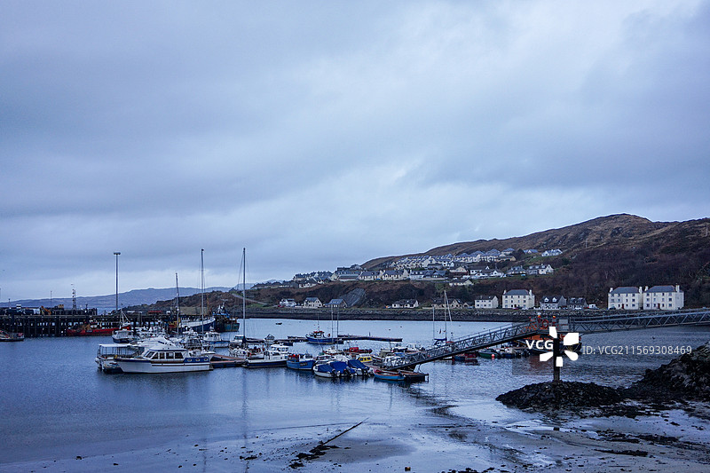 英国苏格兰西高地海边港口小镇马莱格海湾上停泊的小船图片素材