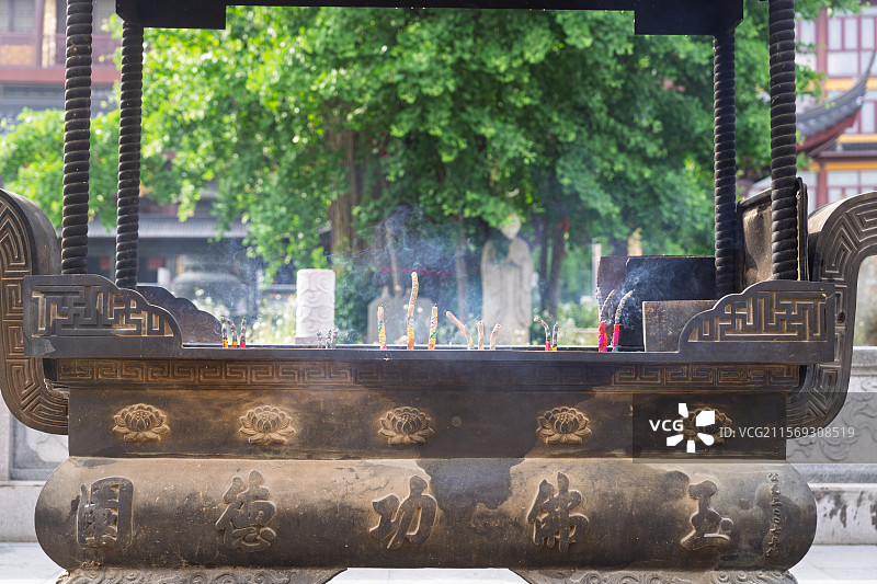 上海市青浦区报国寺的佛像和香火图片素材