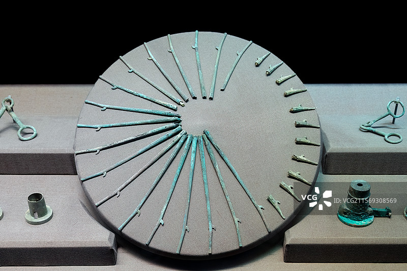 蔚县博物馆藏战国木柄青铜车伞箍图片素材