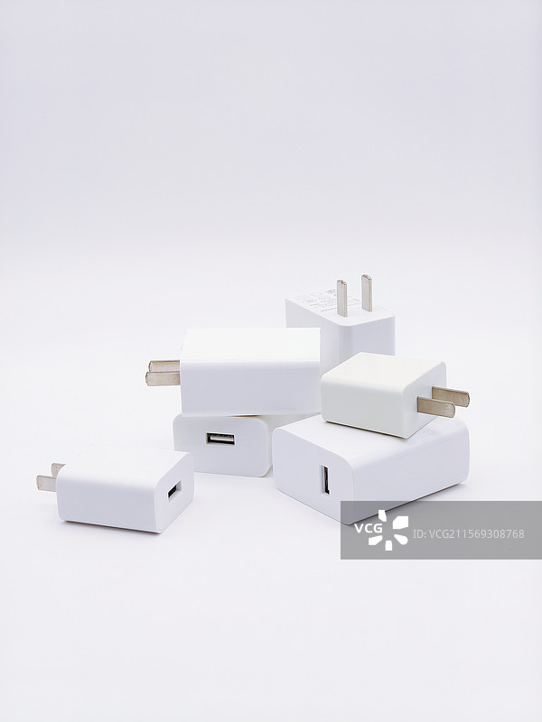 充电器，闲置充电器，一堆废弃的充电器，环保，资源回收，低碳发展，绿色低碳图片素材