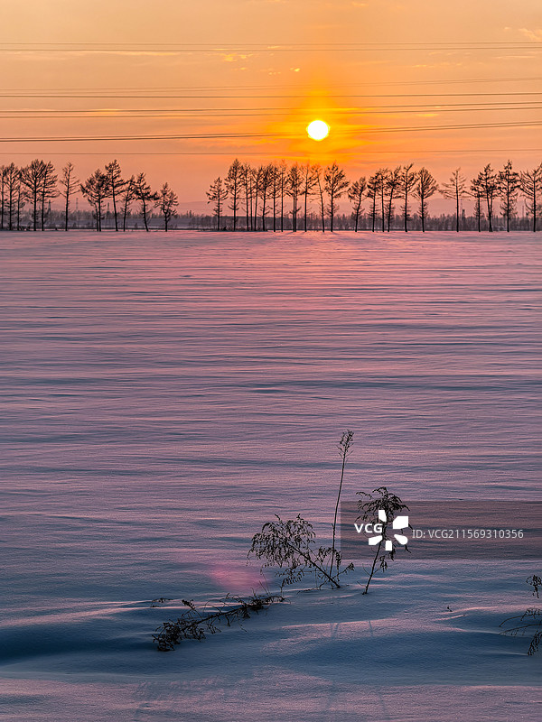 夕阳下的冰天雪地图片素材
