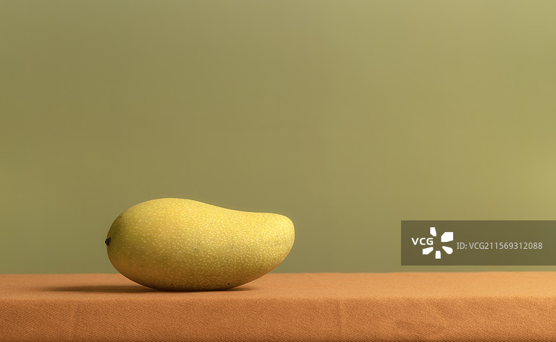 黄色背景下桌子上的芒果特写镜头图片素材