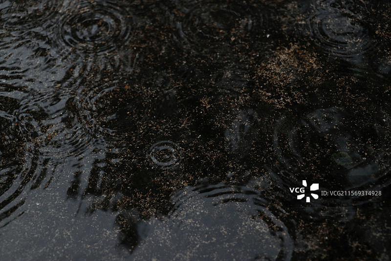 在长满了青苔的水泥地因下雨而积了雨水并泛起波澜图片素材