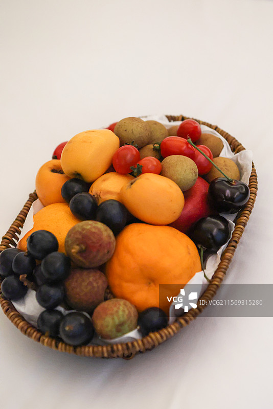 夏天餐厅里的新鲜水果盘图片素材