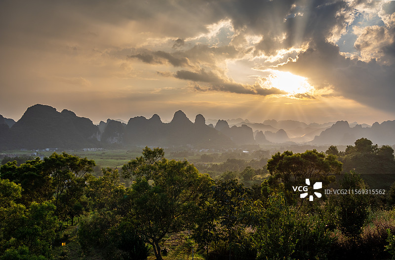 傍晚时英德T3茶园的峰林图片素材