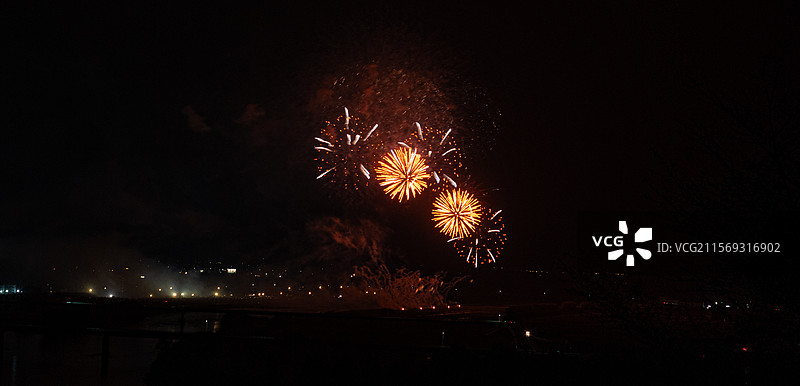 日本秋田县大曲市春季花火大会图片素材