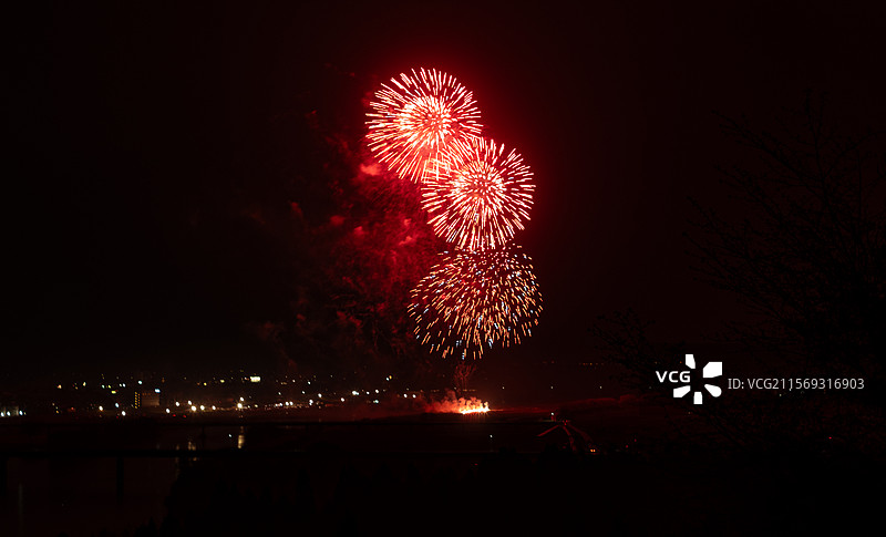 日本秋田县大曲市春季花火大会图片素材