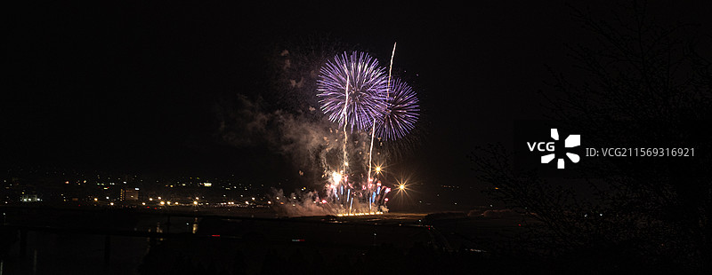 日本秋田县大曲市春季花火大会图片素材