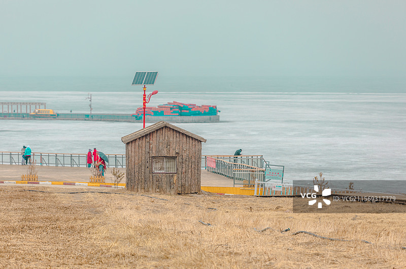 秋冬天的青海湖风光，枯黄的颜色和小木屋图片素材