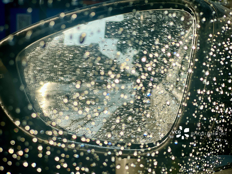 雨中后视镜图片素材