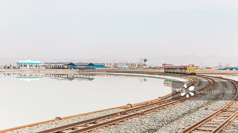 冬天的茶卡盐湖天空之境，雪白一片图片素材
