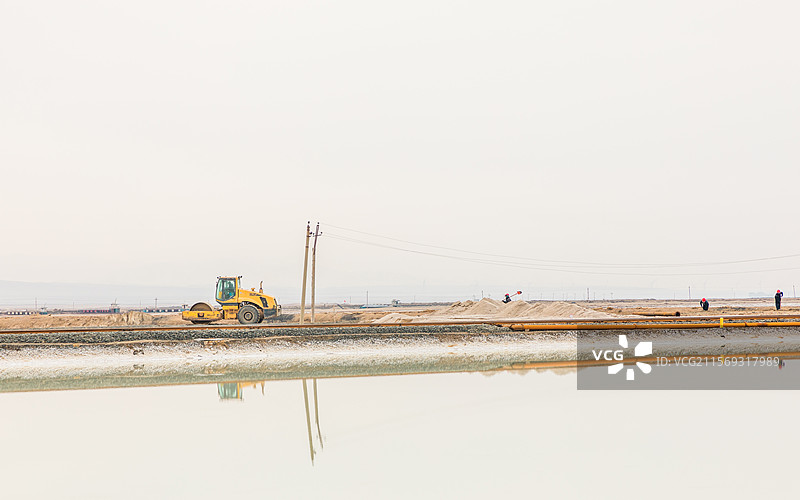 冬天的茶卡盐湖天空之境，雪白一片图片素材