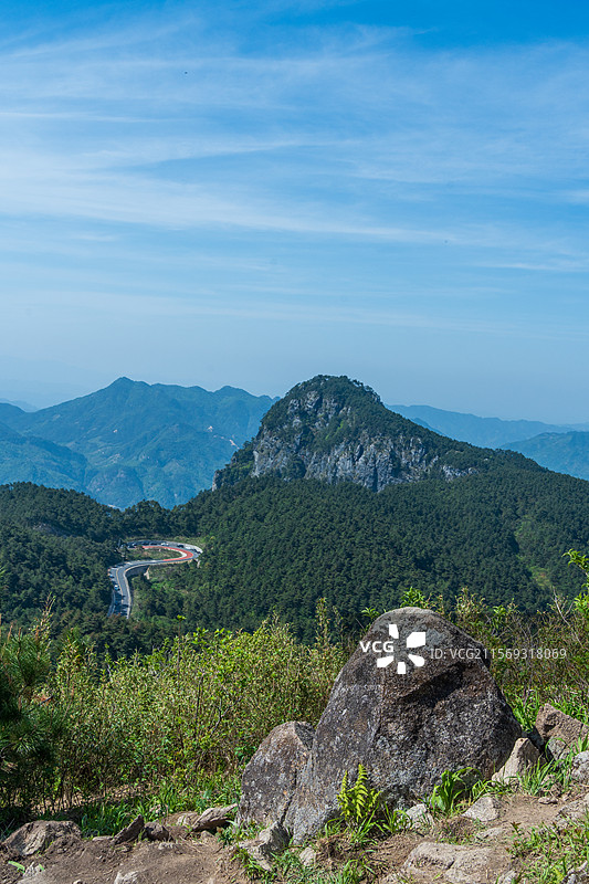 杭州临安太子尖俯瞰蜿蜒的浙西天路盘山公路图片素材