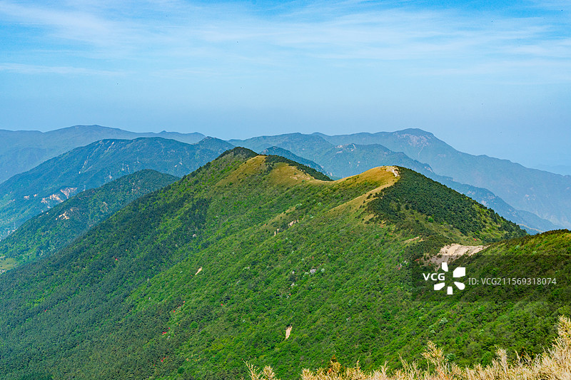 杭州临安太子尖绿色群山山脉和最美山脊线，浙西三尖徒步图片素材