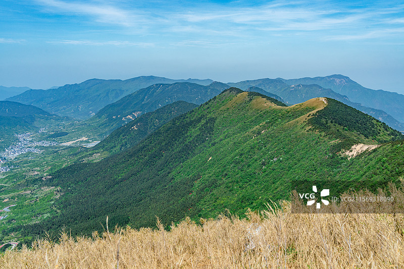 杭州临安太子尖绿色群山山脉和最美山脊线图片素材