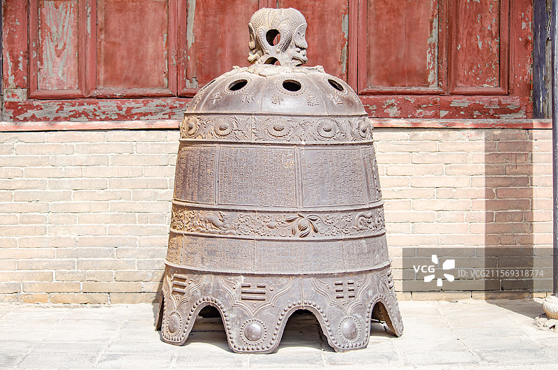 中国山西临汾洪洞县广胜寺旅游景区，唐僧扫塔飞虹塔世界最高多彩琉璃塔外的铸铁大钟，户外白昼无人图像摄影图片素材