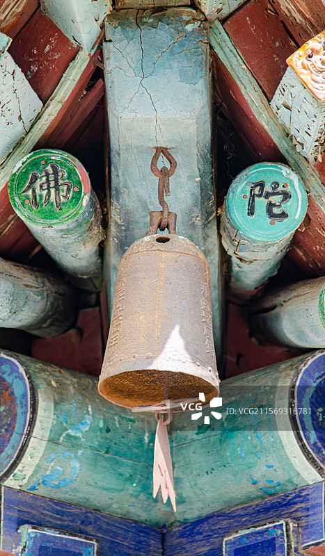 中国山西临汾洪洞县广胜寺景区，唐僧扫塔飞虹塔世界最高多彩琉璃塔和神龛里的神像，户外白昼无人图像摄影图片素材