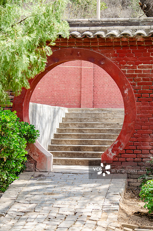 中国山西临汾洪洞县广胜寺，下寺里红色的月亮门入口，户外白昼无人图像摄影图片素材