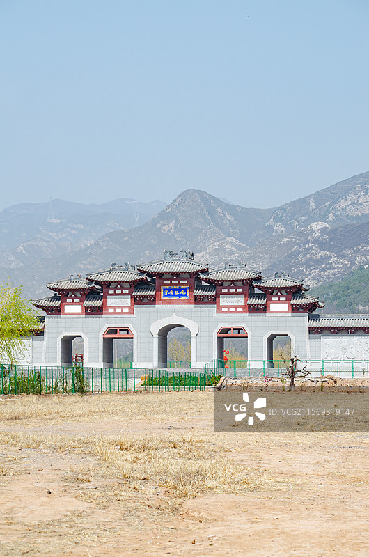 中国山西临汾洪洞县广胜寺旅游景区著名景点，霍山脚下霍岳胜境巨大的牌楼城门，户外白昼无人图像摄影图片素材