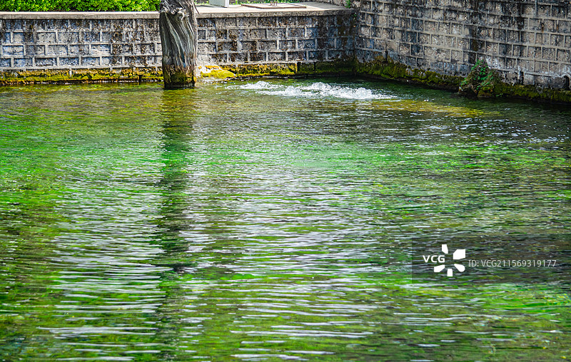 中国山西临汾洪洞县广胜寺旅游风景区，山西名泉霍山霍泉汹涌的喷涌出泉水，户外白昼无人图像摄影图片素材